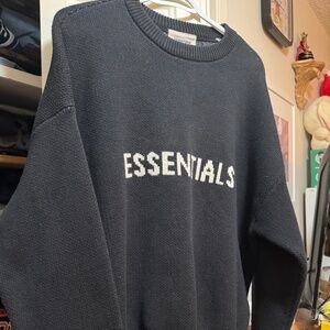 ESSENTIALS BLACK LOGO KNIT SWEATER